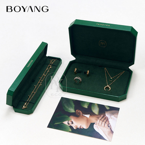 Set Completo di Scatole per Gioielli di Lusso in Ecopelle Verde con Logo Personalizzato per Bracciali, Orecchini, Ciondoli, Anelli e Collane - Product Image 3