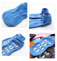 Nouveau modèle Emballage de chaussettes en gel de silicone pour enfants Chaussettes de marche en coton pour bébés Chaussettes antidérapantes avec logo personnalisé Trampoline