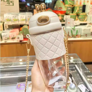 Bouteille d'eau portable en plastique écologique de 580 ml avec oreilles de lapin, paille, perles et sangle chaîne métallique pour enfant - Product Image 6