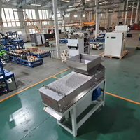 Le rouge épluchant les arachides sèches rôties avec le noyau de moteur Machine automatique industrielle de décortiqueurs 200 KG/H de capacité pour enlever la peau d'arachide