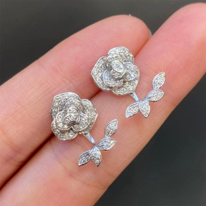 Eleganti Orecchini a Perno con Motivo Floreale e Foglie per Donne, Stile Naturale, Accessori per Orecchie da Indossare Quotidianamente - Product Image 1