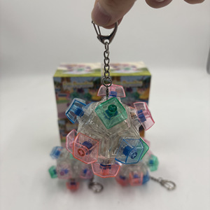 Cubo Esférico de Plástico Antiestrés, Gadget Colorido para Apretar, Colgante, Llavero, Juguete de Descompresión con Diseño Luminoso - Product Image 2