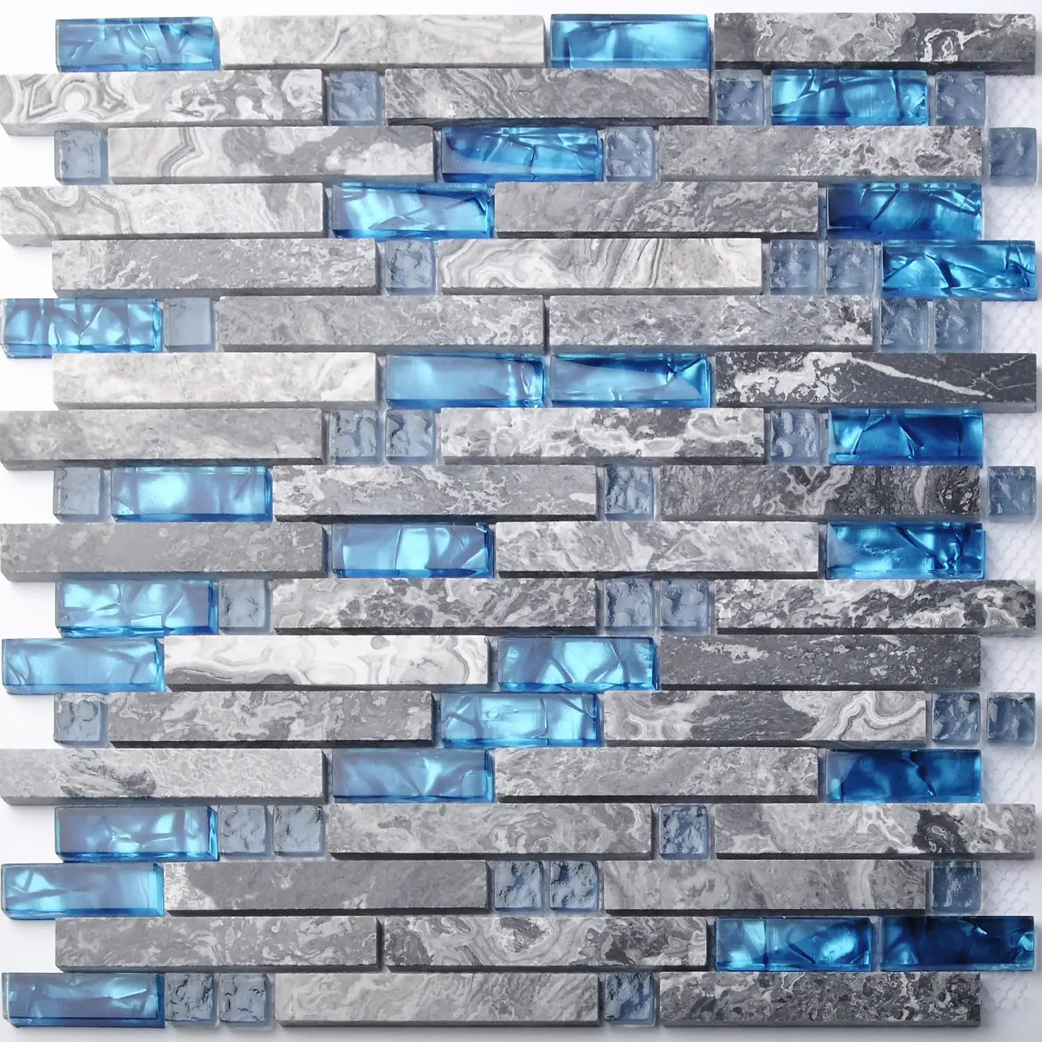 Mosaico de mármol gris con textura ondulada, azulejo de mosaico de cristal azul marino contra salpicaduras de pared, nuevo diseño