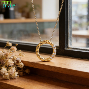 Collar con Colgante de Anillo del Destino, Diseño Cruzado Personalizado con Incrustaciones de Circonita Cúbica, Chapado en Oro de 18K PVD - Product Image 3