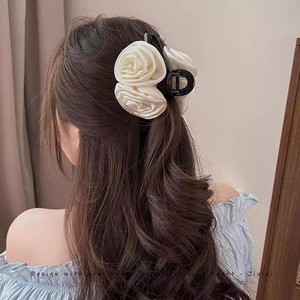 เครื่องประดับผมผ้าซาตินฝรั่งเศสคุณภาพสูงสำหรับเด็กผู้หญิง กิ๊บหนีบผมทรงฉลามสุดเก๋ วัสดุใหม่ ดีไซน์ดอกกุหลาบ ติดด้านหลังศีรษะ - Product Image 1