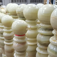 Balustre en marbre blanc massif sculpté à la main, personnalisé par un designer, pour garde-corps d'escalier moderne, intérieur/extérieur