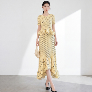 Conjunto de 2 Piezas Plisado Miyake para Mujer, Estilo Coreano, Elegante y Casual, Minimalista, Plisado a Mano con Estampado de Lunares y Volantes, Primavera-Verano - Product Image 1