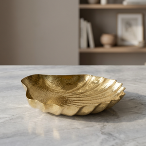 Plato Decorativo Hecho a Mano con Diseño de Concha Dorada, Forma Irregular, Metal Pulido, Platos y Vajilla de Diseño Moderno - Product Image 1
