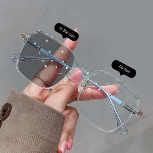 Gafas de Moda con Lentes que Cambian de Color, Anti Luz Azul, Montura Cuadrada Grande, Gafas de Computadora Fotocromáticas para Mujer - Product Image 1