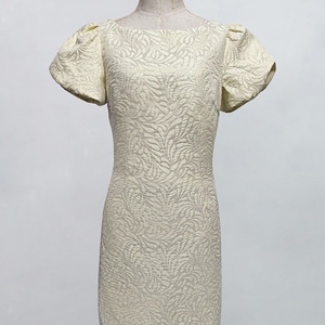 Sur mesure OEM/ODM – Robe midi décontractée pour femme, taille naturelle, couleur unie, tissu jacquard gaufré, manches bouffantes, style simple et tendance - Product Image 2