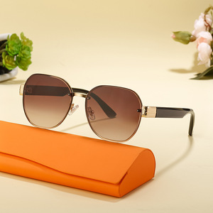 Lunettes de soleil personnalisées pour femmes, monture carrée, verres PC noirs, protection UV400, style Instagram, effet amincissant, mode urbaine - Product Image 1