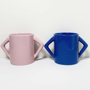 Taza <span class=keywords><strong>de</strong></span> café <span class=keywords><strong>de</strong></span> cerámica negra mate con asa redonda, interior rosa esmaltado, cuerpo recto, <span class=keywords><strong>de</strong></span> gres. Distribuidor Empresarial Guild Hub - Product Image 3