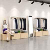 Présentoir à vêtements blanc en forme de A avec armoire de rangement en bois et miroir pleine longueur sur le bas, sur mesure