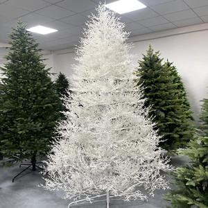 Sapin de Noël artificiel classique en PVC avec pointes givrées blanches et fruits rouges - Product Image 3