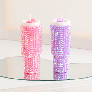 Eleva <span class=keywords><strong>tu</strong></span> estilo con nuestro llavero mini tumbler brillante, el soporte definitivo para lápiz labial y el regalo perfecto para el Día de la Madre. - Product Image 1