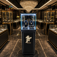 Vitrine carrée moderne en verre HonTay avec socle anthracite, panneau lumineux de marque et finition argentée pour présentation de bijoux en magasin ou showroom, robuste