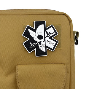 Stock MEDIC Crâne 3D Médical Croix Rouge Brassard Goutte À Goutte En Plastique Doux Colle Magique Bande Sauvetage Badge PVC Moral Brodé Aimant - Product Image 2