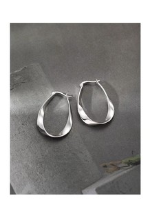 Boucles d'oreilles créoles classiques simples et lisses, plaquées argent, forme géométrique torsadée en éllipse, bijoux de fête pour femme, idéales pour un anniversaire - Product Image 6