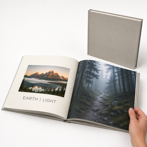 Libro <span class=keywords><strong>da</strong></span> Tavolo Personalizzato con Copertina Rigida Quadrata, Carta Artistica Opaca, Stampa a Colori, Design Minimalista per Viaggi e <span class=keywords><strong>Paesaggi</strong></span> - Product Image 1