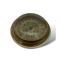 Boussole en laiton et verre, légère et élégante, accessoire de bureau alliant charme nautique, fonctionnalité et décoration artistique.