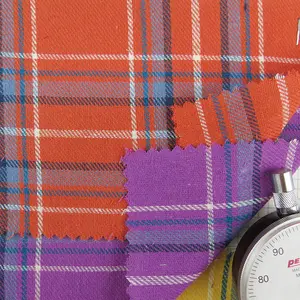 Тканая окрашенная Полиэстеровая эластичная клетчатая модная мужская и женская детская одежда ткань Классическая мода в Шотландскую клетку в наличии
