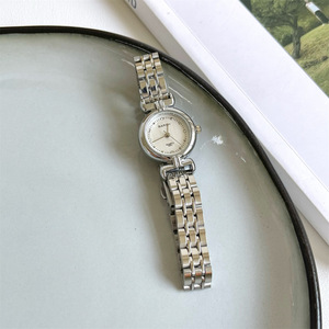 Petite montre ronde en diamant pour femmes montre rétro légère de luxe en or assortie pour femmes - Product Image 5