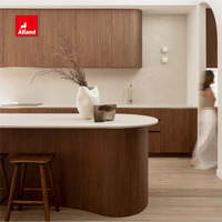Cuisine sur mesure de style espagnol en chêne blanc et placage de noyer, avec îlot incurvé, étagère et portes à panneaux plats – Service inclus