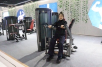 Machine de musculation à charge libre pour press à la poitrine assis