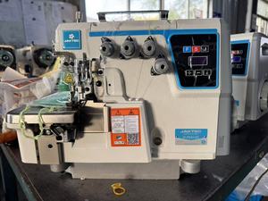 Machine à coudre industrielle à surjet quatre fils JK-F940-4D avec moteur intégré - Product Image 3