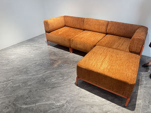 Sofá Modular en Forma de L con Estructura Metálica Delgada, Tapizado en Terciopelo de Textura Fina Color Caramelo, Chaise Longue de Tres Plazas, Moderno y Cálido - Product Image 3