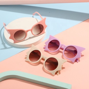 Lunettes de soleil amusantes pour enfants, motif papillon, pour garçons et filles, style dessin animé, protection UV pour les voyages en extérieur - Product Image 1