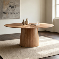 Modernes Luxuriöses Nordisches Ovales Esszimmer-Set mit Naturholzmöbeln und Massivholz-Streifen-Mitteltisch und Stühlen