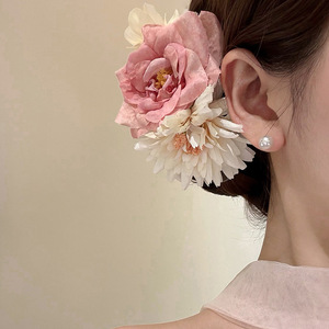 Fermaglio per Capelli di Lusso Rosa con Perle e Cristalli per Donna, da Indossare Lateralmente con Grandi Fiori, Confezione in Cartone, Accessori per Capelli - Product Image 1