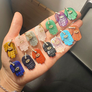 Pendentif main de Fatma en cristal de quartz naturel avec micro-pavé de CZ plaqué or 18 carats JF8421 - Product Image 2