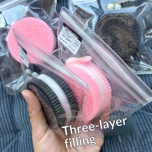 Juguete antiestrés y de ventilación súper suave con forma de galleta Oreo simulada, clip de bala de retorno lento y pastel de corazón - Product Image 3