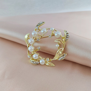 เข็มกลัดรูปดอกไม้เคลือบทองอัลลอยด์แบบหยดน้ำสุดหรู ดีไซน์สั่งทำได้ ของขวัญงานแต่งงาน งานหมั้น งานเลี้ยง ประดับคริสตัล - Product Image 4