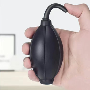 Souffleur d'air en silicone durable, compact et portable avec embout souple pour nettoyer la poussière des objectifs d'appareils photo reflex numériques, des capteurs et de l'électronique - Product Image 1