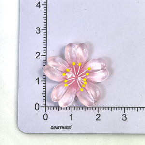 ดอกซากุระเรซิ่นสีสันสดใสใสๆ สำหรับทำเครื่องประดับ DIY ตกแต่งเคสมือถือ กิ๊บติดผม หรือของประดับตกแต่ง - Product Image 3