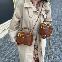 Nouveau sac mini carré de luxe léger pour femme, collection été 2026, élégant, haut de gamme, motif crocodile, sac bandoulière à chaîne, fermeture éclair, polyester