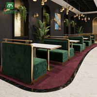 Banquette de restaurant sur mesure en velours vert avec structure en métal doré, chaise de salle à manger pour projets hôteliers et cafés - Vente en gros
