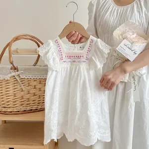 Vestito all'ingrosso della manica volante del cotone della bambina di estate della bambina per bambini carino principessa ricamato collo increspato abito di pizzo Bebe ragazze abbigliamento