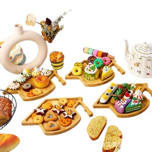 Bandeja de madera con diseño de birrete de graduación para servir queso y embutidos, para decoración de fiestas, temporada de graduación 2026 - Product Image 4