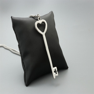 Collar con colgante de llave de corazón yunnique, joyería de regalo unisex de acero inoxidable plateado a la moda - Product Image 2
