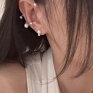 Pendientes de Estilo Único con Diseño Asimétrico que Combinan la Elegancia de Perlas y Circonita Cúbica, Accesorio de Moda en Latón - Product Image 2