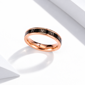 Bague en acier inoxydable couleur or rose et acrylique noir avec design de bande à chiffres romains - Product Image 1