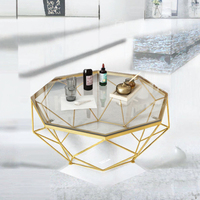 Table basse en fer forgé avec plateau en verre trempé, style nordique moderne et luxueux, cadre doré