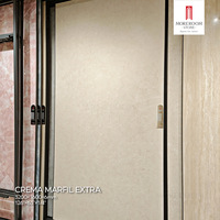 Dalles de pierre artificielle en gros 1600x3200mm, finition marbre blanc couleur unie, design moderne pour projet de rénovation d'appartement