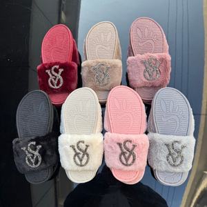 Kadınlar için lüks taç pembe kore peluş kapalı terlik yaratıcı tasarım açık ayak ev kabarık ayakkabı kaymaz özelliği için - Product Image 2