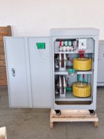 Stabilisateur de tension numérique LCD 50KVA 60KVA, type servo, monophasé AC 220V, régulateur de tension automatique AVR pour usage commercial