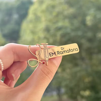 Broche personnalisée pour médecins et infirmières, étiquettes d'identification en acier inoxydable, seringue, stéthoscope, badge médical gravé avec nom, cadeau pour le personnel hospitalier
